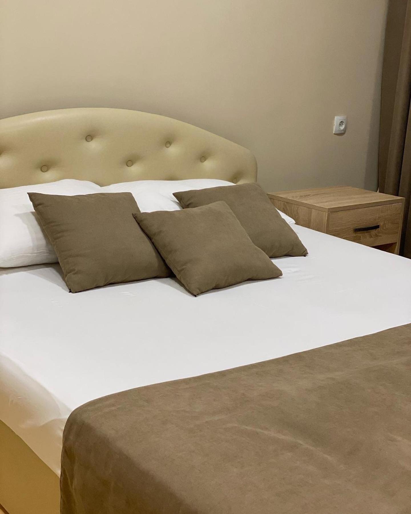 Sv Hotel, Restaurant & Airport Parking Todiresti  Экстерьер фото