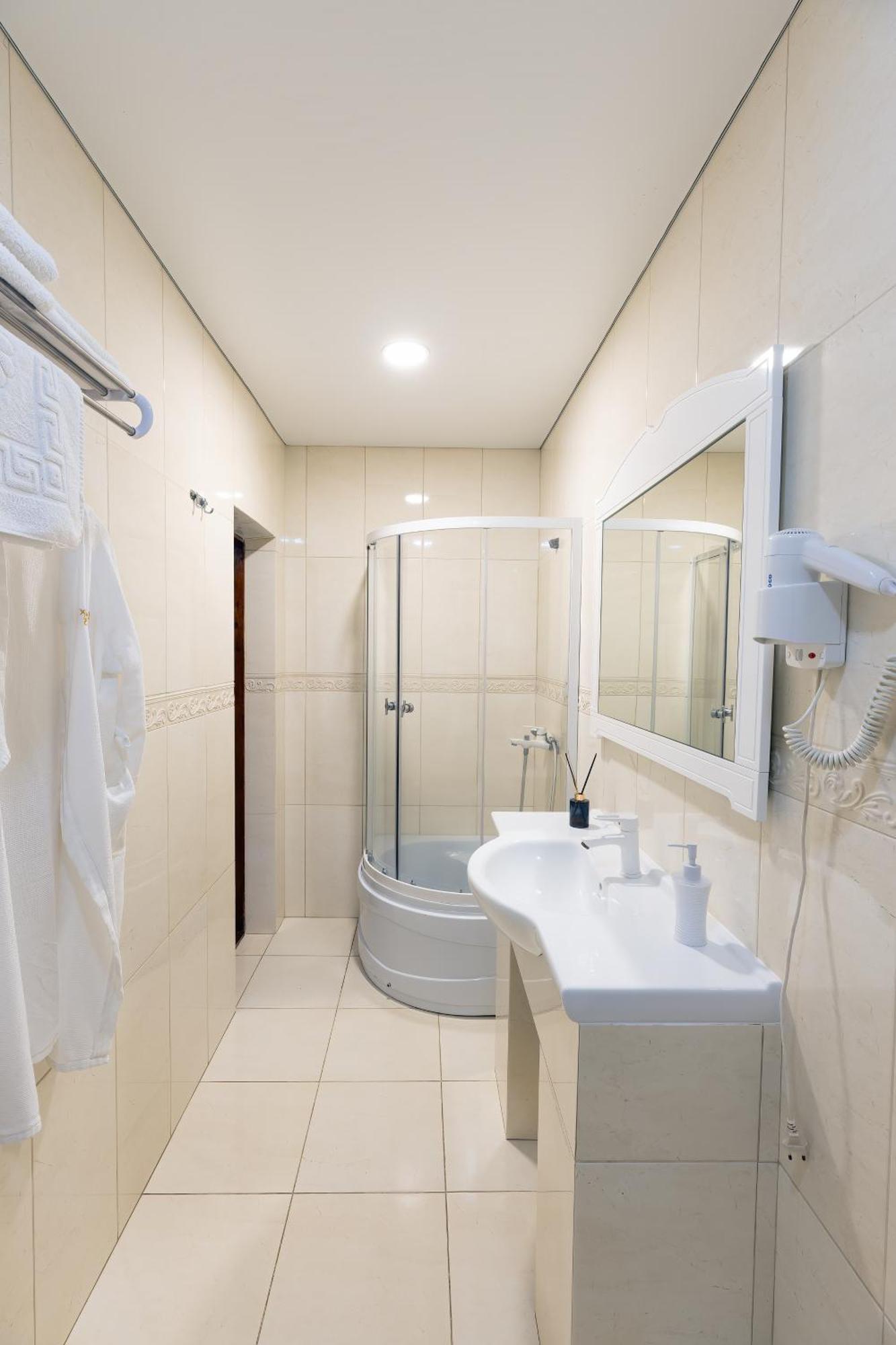 Sv Hotel, Restaurant & Airport Parking Todiresti  Экстерьер фото
