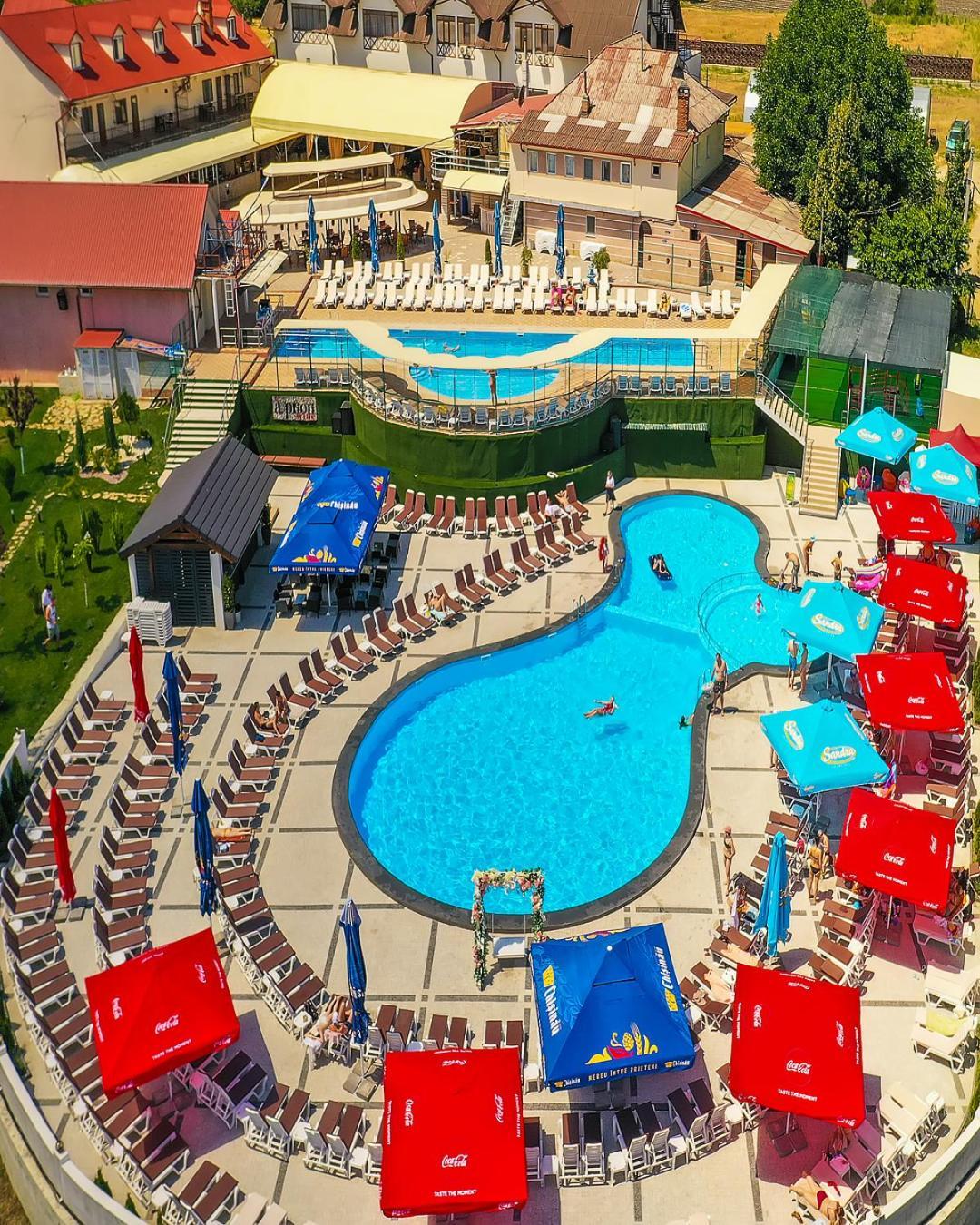 Sv Hotel, Restaurant & Airport Parking Todiresti  Экстерьер фото