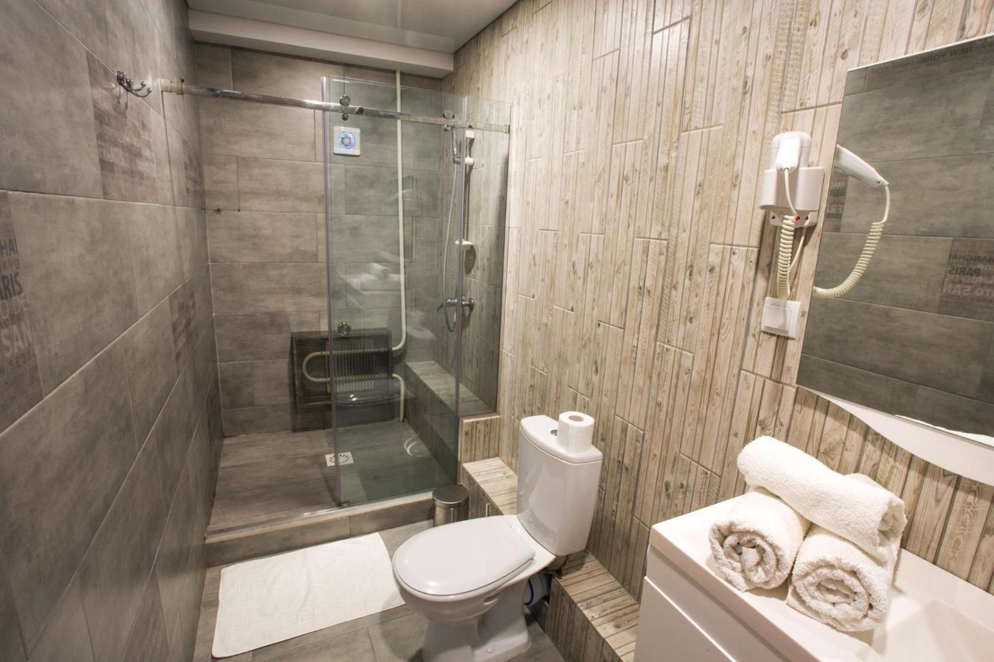 Sv Hotel, Restaurant & Airport Parking Todiresti  Экстерьер фото