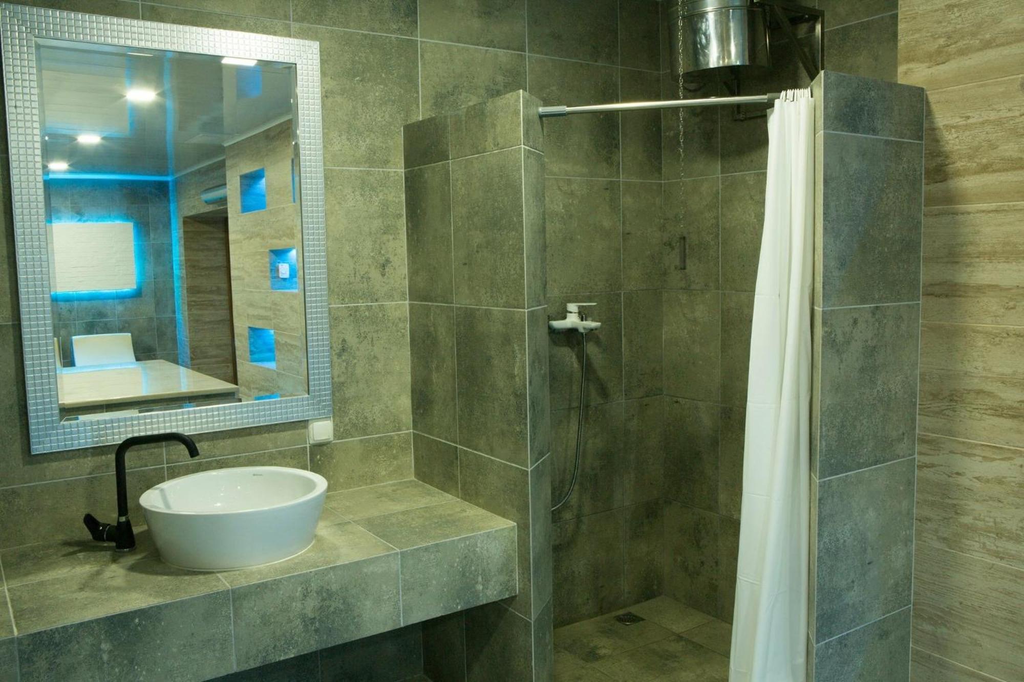 Sv Hotel, Restaurant & Airport Parking Todiresti  Экстерьер фото